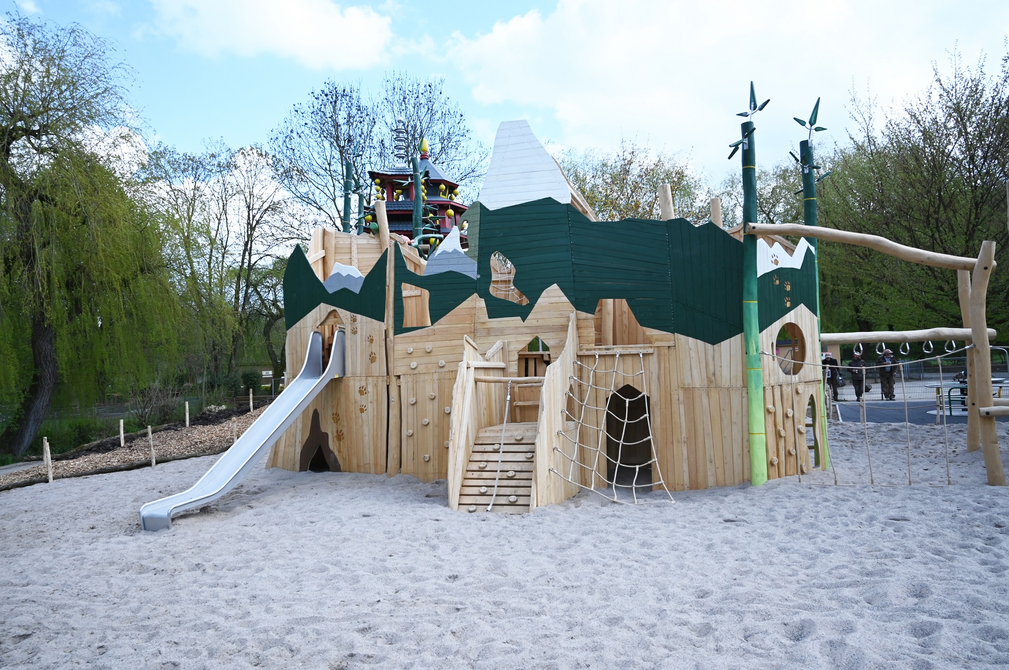 Der Playmore Fantasy-Abenteuerspielplatz im Tiergarten Kleve gilt als einer der schönsten Spielplätze am Niederrhein (1)