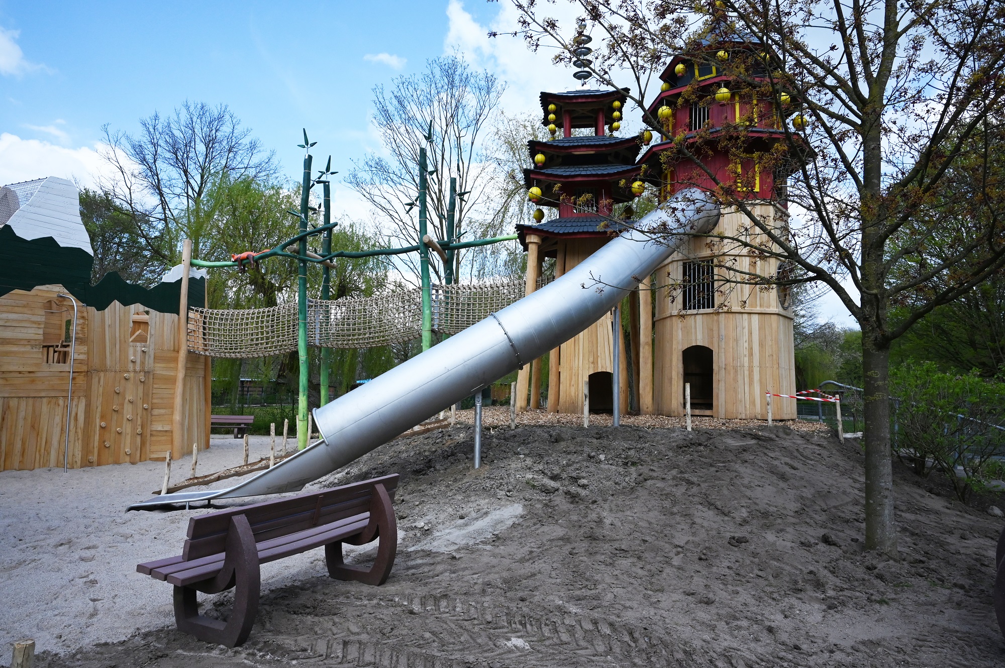 Der Playmore Fantasy-Abenteuerspielplatz im Tiergarten Kleve gilt als einer der schönsten Spielplätze am Niederrhein (3)