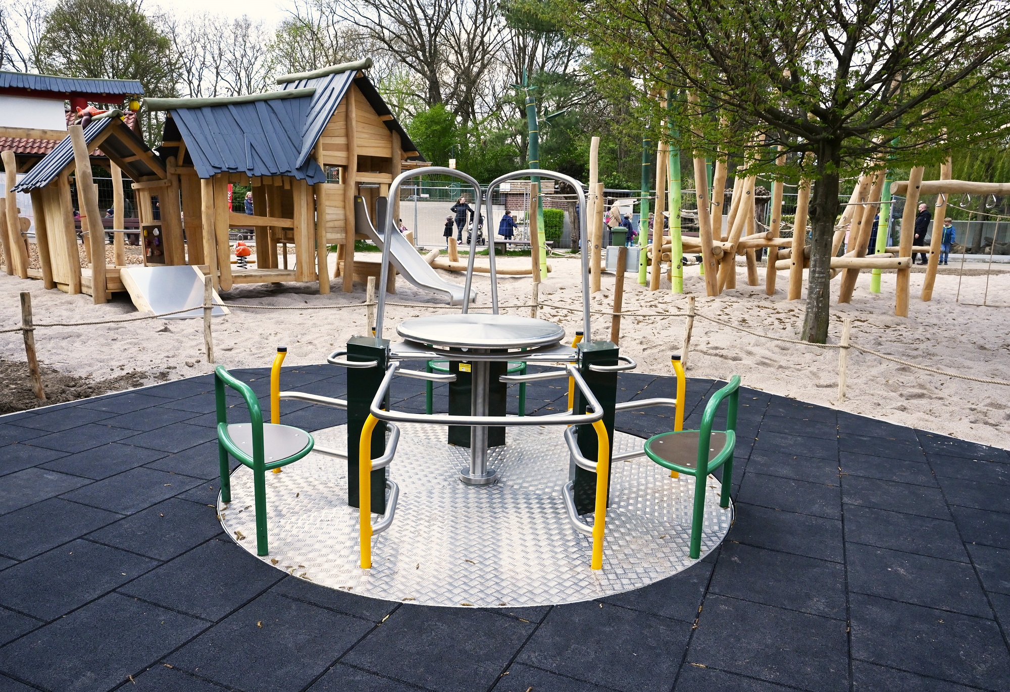 Der Playmore Fantasy-Abenteuerspielplatz im Tiergarten Kleve gilt als einer der schönsten Spielplätze am Niederrhein (4)