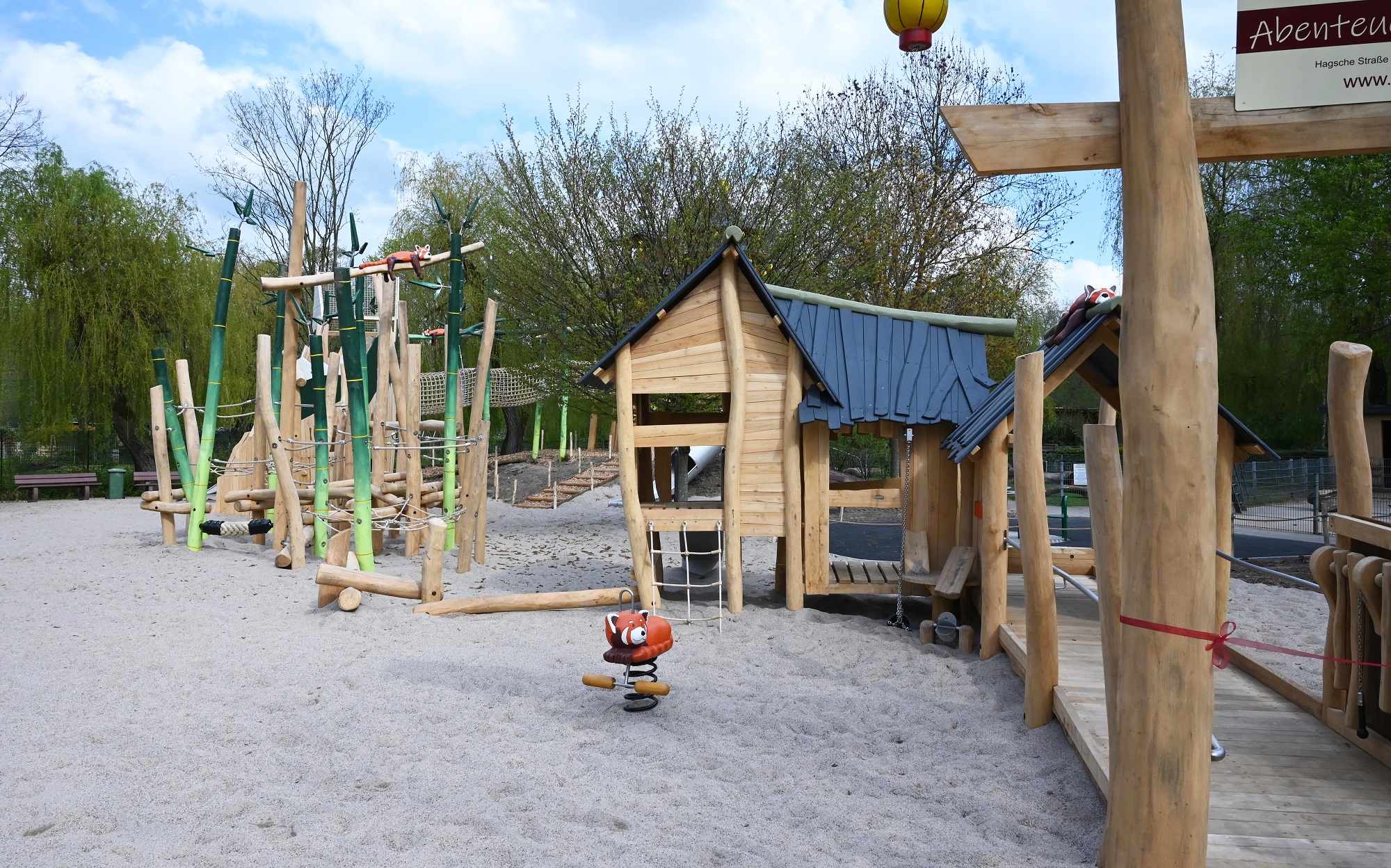 Der Playmore Fantasy-Abenteuerspielplatz im Tiergarten Kleve gilt als einer der schönsten Spielplätze am Niederrhein (6)