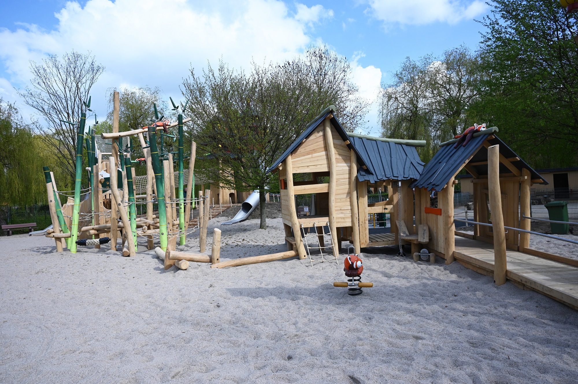 Der Playmore Fantasy-Abenteuerspielplatz im Tiergarten Kleve gilt als einer der schönsten Spielplätze am Niederrhein