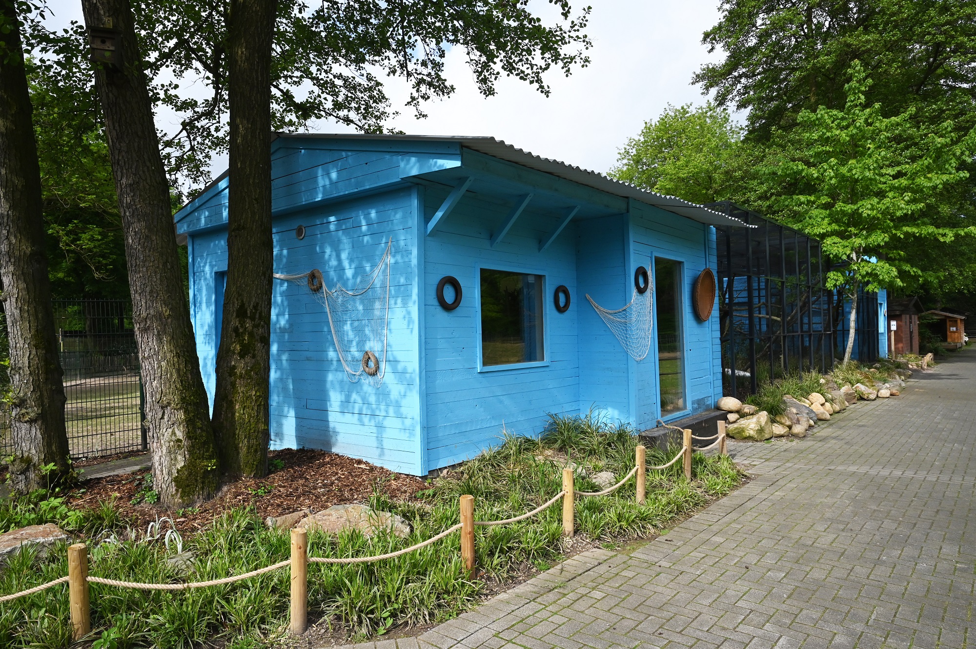 Die neue Anlage der Zweifarbtamarine im Tiergarten Kleve erinnert an eine südamerikanische Fischerhütte (2)
