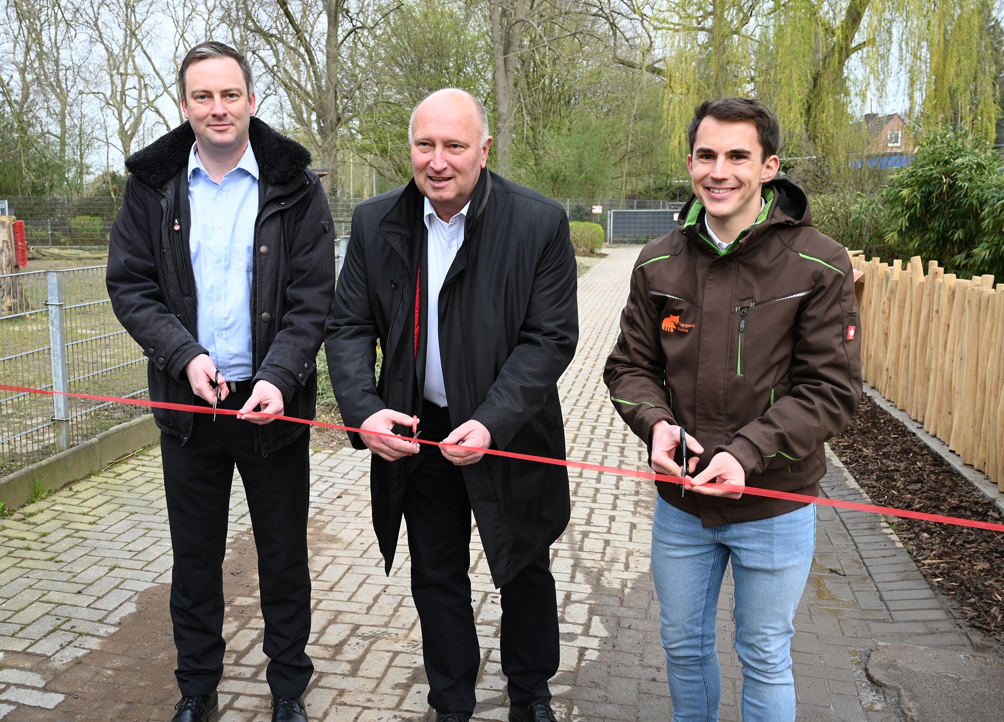 Tiergarten-Vorsitzender Josef Kanders, Sparkassen-Vorstandsmitglied Thomas Müller und Tiergartenleiter Martin Polotzek eröffnen die neue Rote Pandaanlage