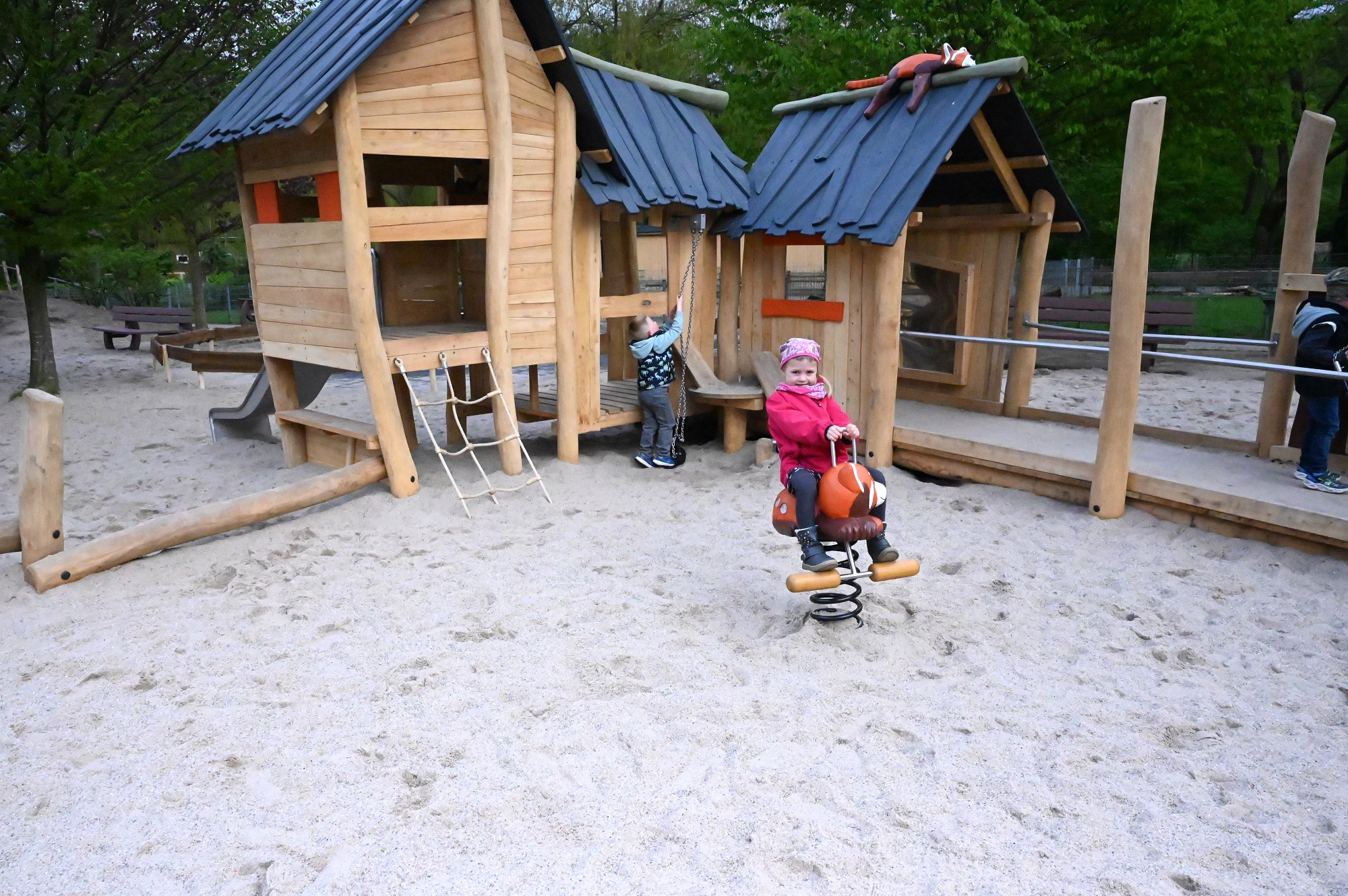 Der neue Playmore Fantasy-Abenteuerspielplatz im Tiergarten Kleve gilt als einer schönsten Spielplätze am Niederrhein und erwartet auch in den Sommerferien täglich seine Gäste (1)