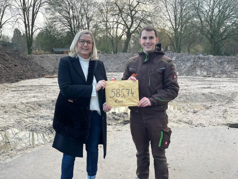 Manuela Witzke, Leiterin der OGS St. Markus Bedburg-Hau, übergibt die Einnahmen des Bücherflohmarktes an Martin Polotzek, Leiter des Klever Tiergartens.