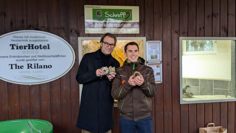 P. Fuchs (li) und M. Polotzek präsentieren Prototypen sowie das fertige Rüsselspringerstofftier (re) vor dem E-Center Schroff-Afrikaterrarium (1)