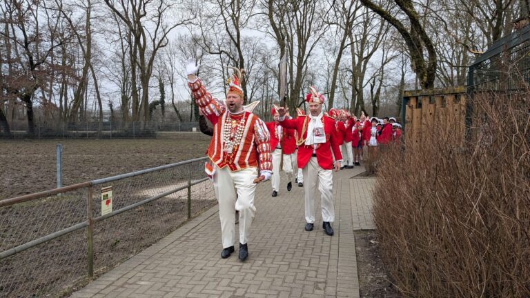 Am 20.02.2025 besuchte Prinz Tim zusammen mit seiner Prinzengarde den Tiergarten Kleve (4)