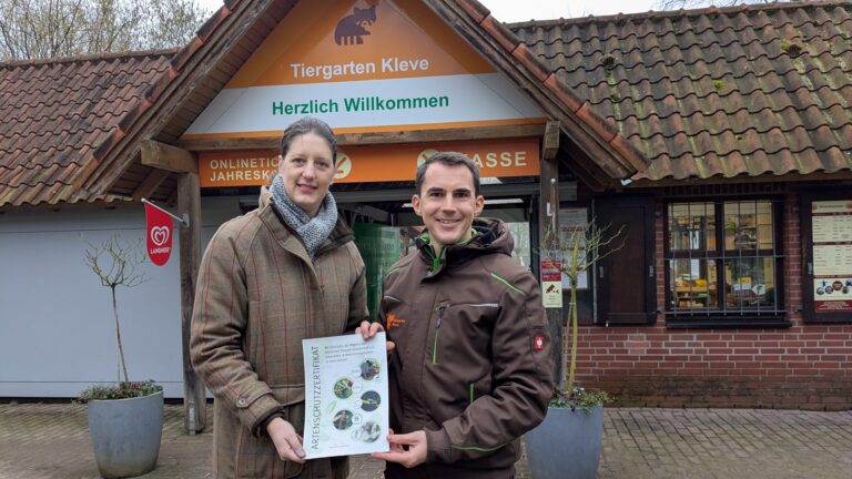 Marie-Christine Kuypers (li) von der Deutschen Tierparkgesellschaft (DTG) überreicht das Artenschutzzertifikat an Martin Polotzek vom Tiergarten Kleve