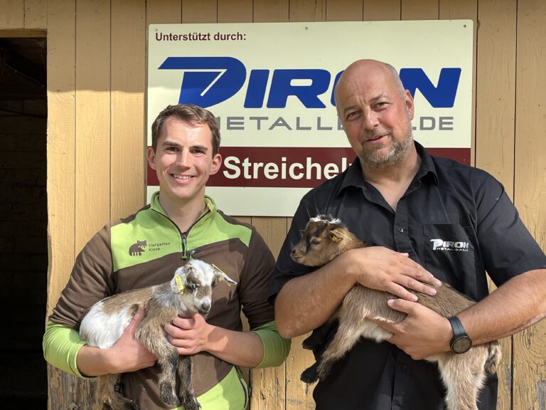 Tiergartenleiter Martin Polotzek (li) und Sascha Piron von Metallbau Piron freuen sich über die tierisch gute Kooperation