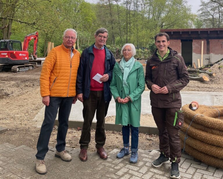 vlnr Willy Looschelders, Rolph Barents, Dr. Ursula Möhrer und Martin Polotzek vor der Baustelle der Trampeltieranlage im Tiergarten Kleve-Querformat