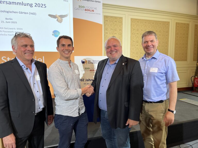 vlnr Dag Encke (Präsident VdZ), Martin Polotzek (Tiergarten Kleve), Jörg Junghold (Past-Präsident VdZ) und Volker Homes (Geschäftsführer VdZ)