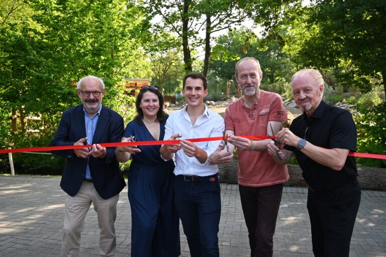 vlnr Wolfgang Gebing, Rebecca Schoofs, Martin Polotzek, Dirk Posdena und Peter Rasbach bei der Eröffnung der Welt der Trampeltiere im Tiergarten Kleve