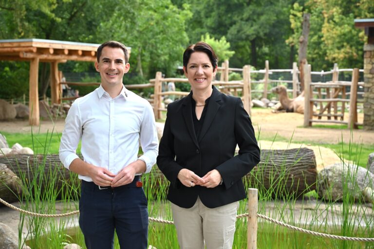 Ministerin für Landwirtschaft und Verbraucherschutz des Landes NRW Silke Gorißen mit Tiergartenleiter Martin Polotzek (1)