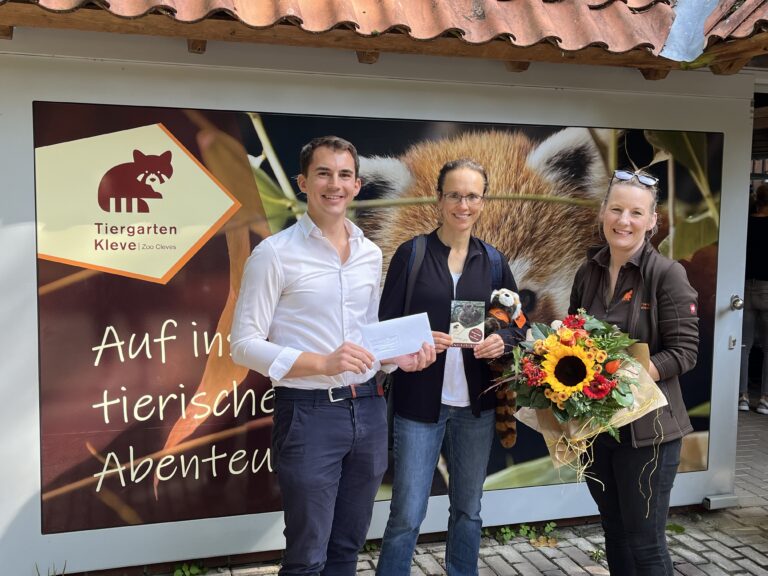 vlnr Martin Polotzek, Martina Kunze und Sonja Struckmeyer vor dem Tiergarten Kleve