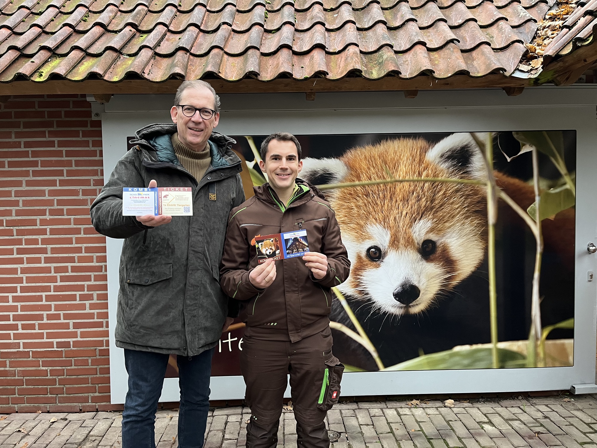 Reinhard Berens (links) und Martin Polotzek präsentieren das neue Kombiticket für den Tiergarten Kleve und das Klever Kino Tichelpark Cinemas (1)