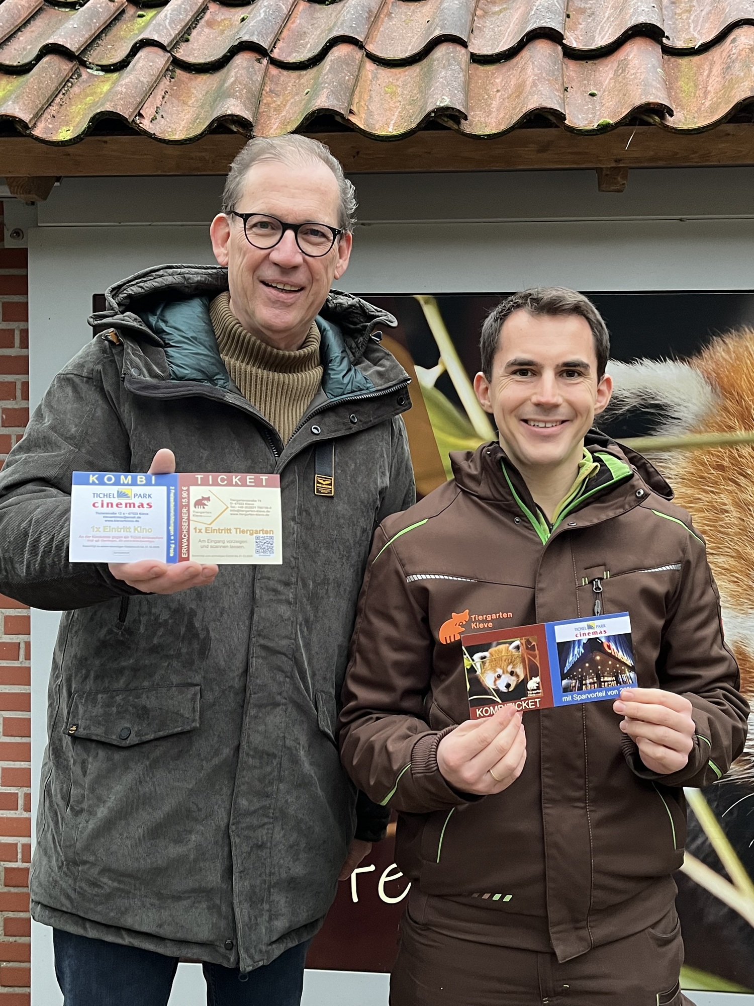 Reinhard Berens (links) und Martin Polotzek präsentieren das neue Kombiticket für den Tiergarten Kleve und das Klever Kino Tichelpark Cinemas (2)