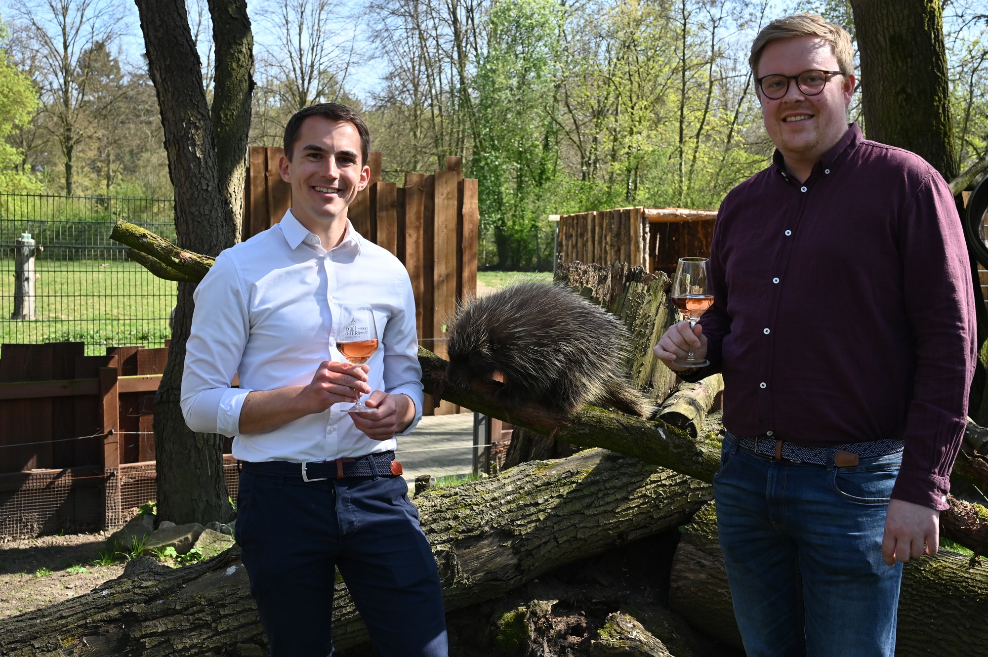 Dr. Martin Polotzek (li) und Kilian Peters freuen sich auf die Fortsetzung der tierischen Genussabende im Tiergarten Kleve