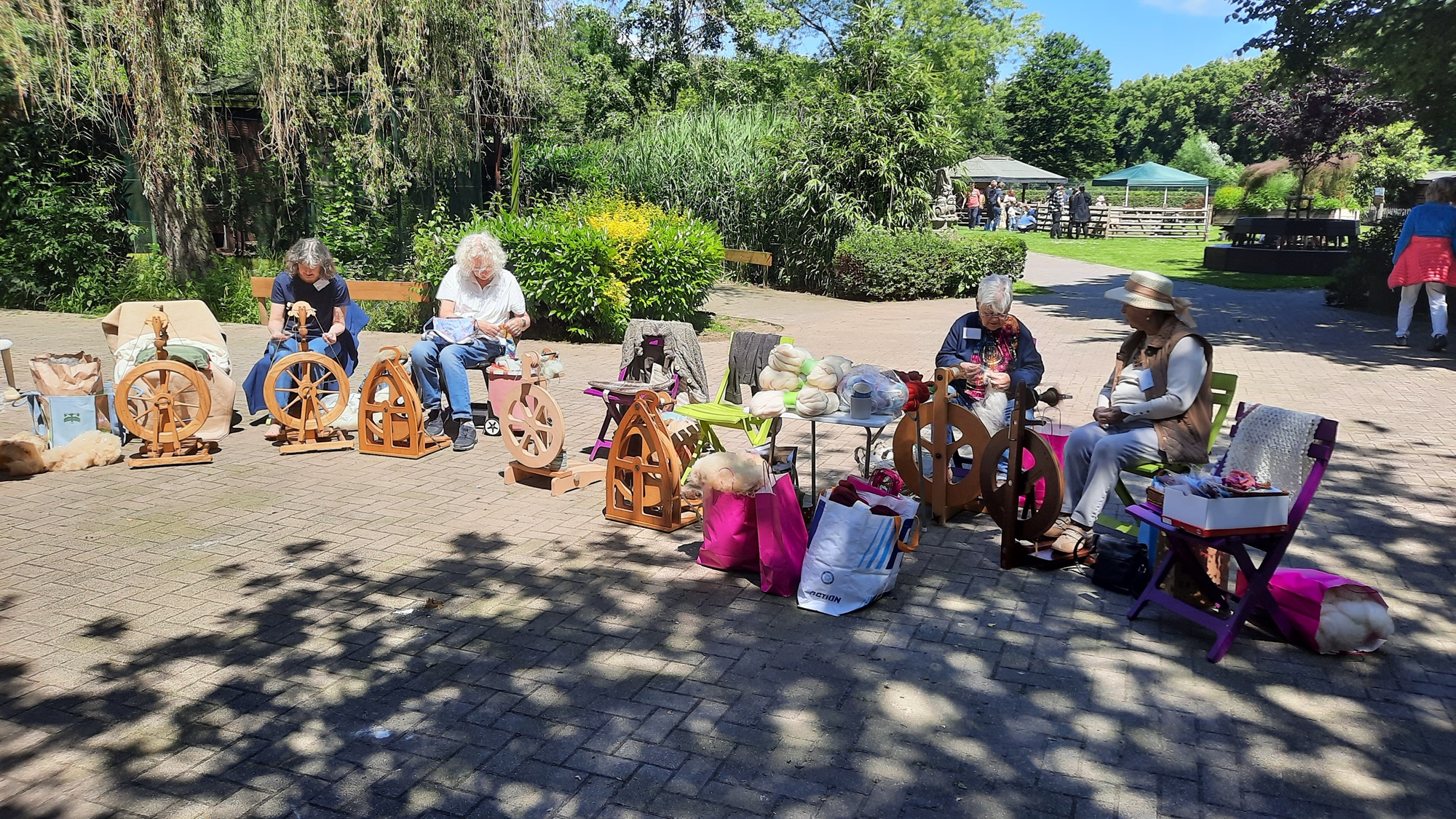 Auch die Wollverarbeitung kann beim Frühlingsfest am 19.4.26 im Tiergarten Kleve hautnah miterlebt werden