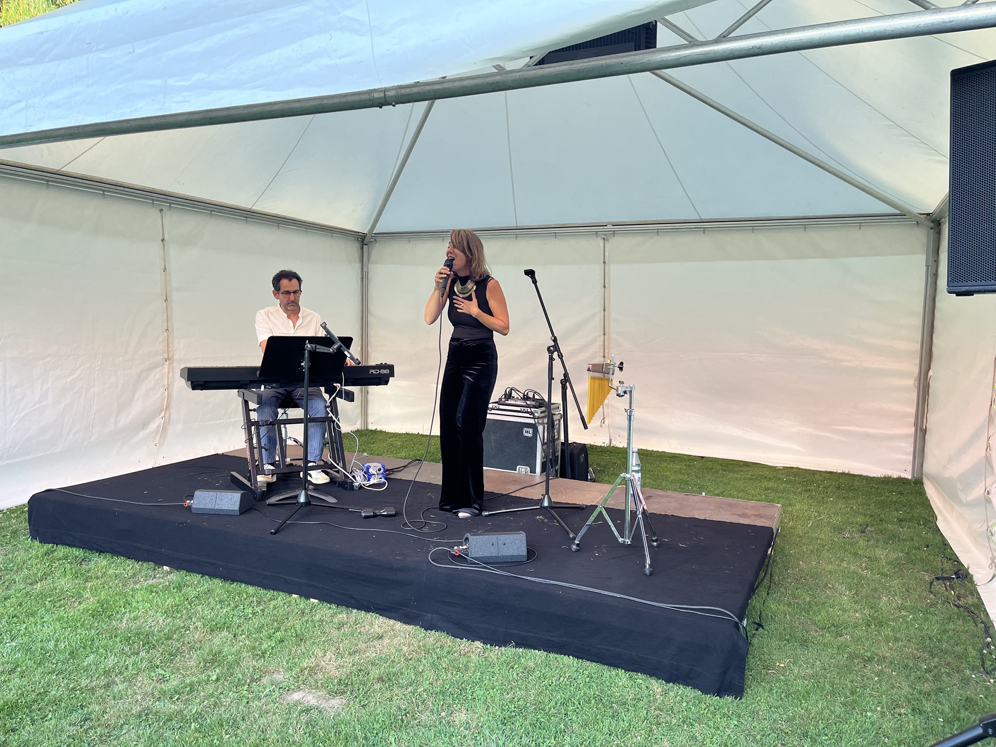 Im Juli und August 2026 bieten die Tierischen Sommerabende im Tiergarten Kleve Livemusik, Kulinarik und ein stimmungsvolles Ambiente (1)