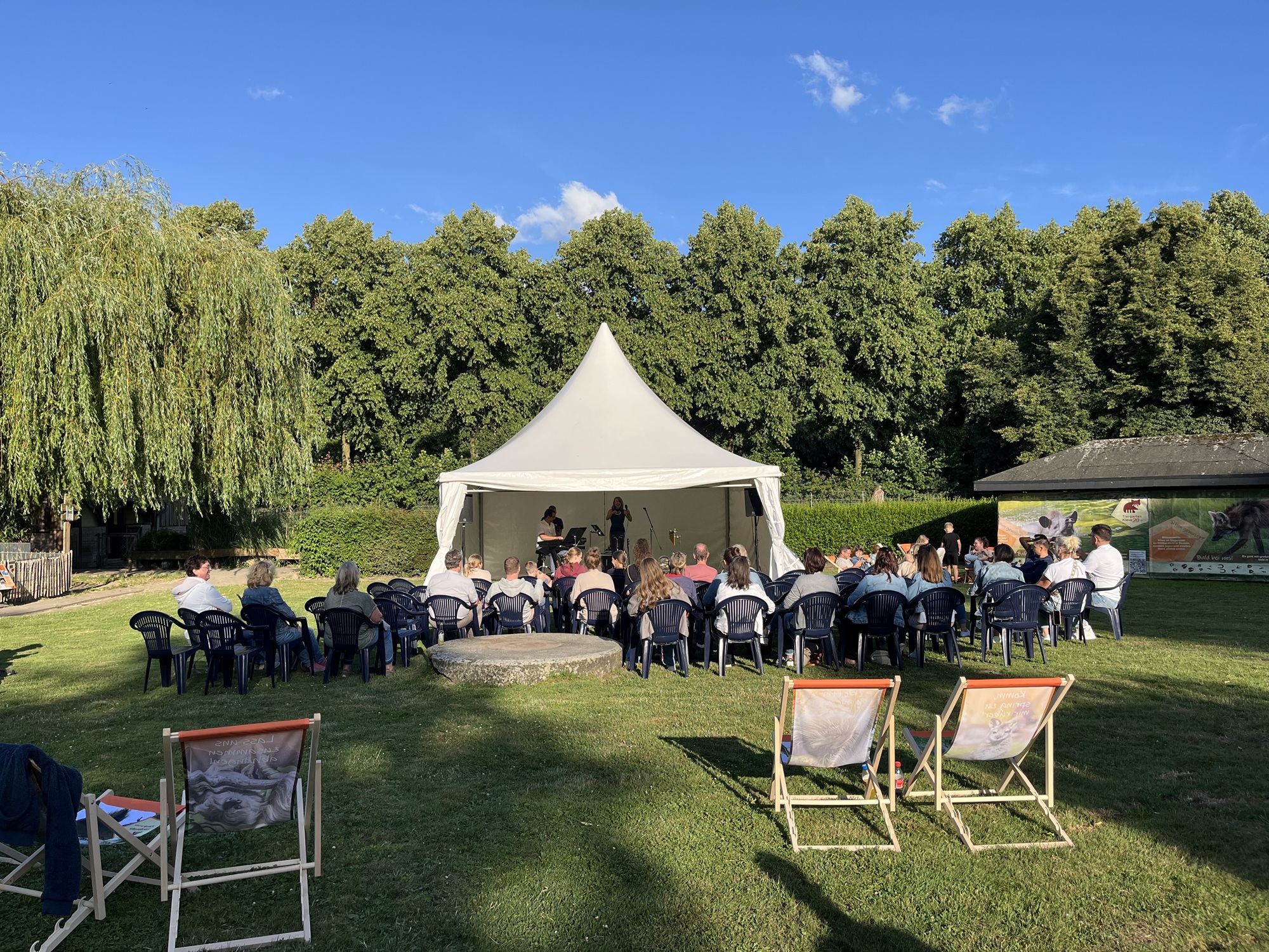 Im Juli und August 2026 bieten die Tierischen Sommerabende im Tiergarten Kleve Livemusik, Kulinarik und ein stimmungsvolles Ambiente (2)