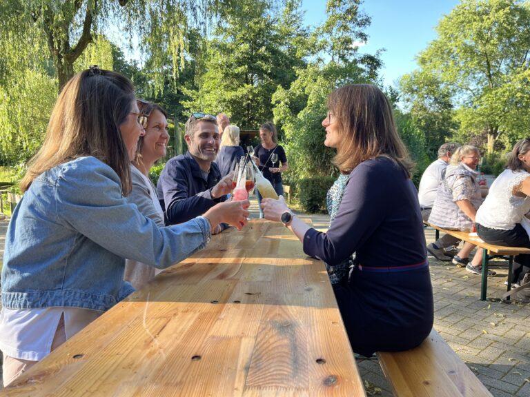 Im Juli und August 2026 bieten die Tierischen Sommerabende im Tiergarten Kleve Livemusik, Kulinarik und ein stimmungsvolles Ambiente (5)