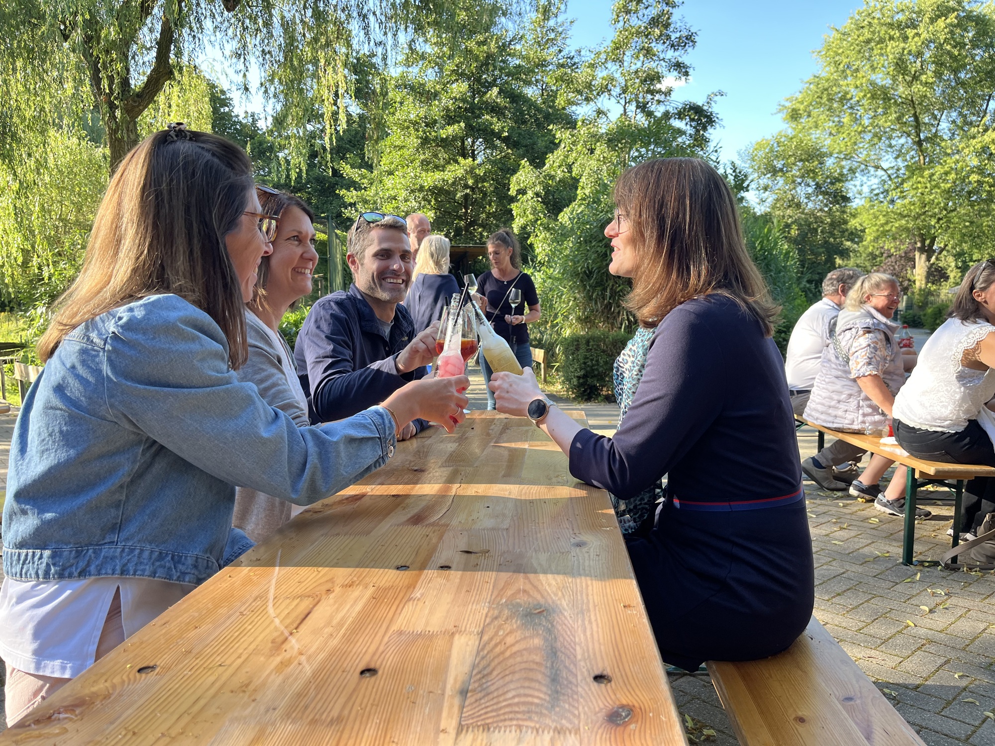 Im Juli und August 2026 bieten die Tierischen Sommerabende im Tiergarten Kleve Livemusik, Kulinarik und ein stimmungsvolles Ambiente (5)