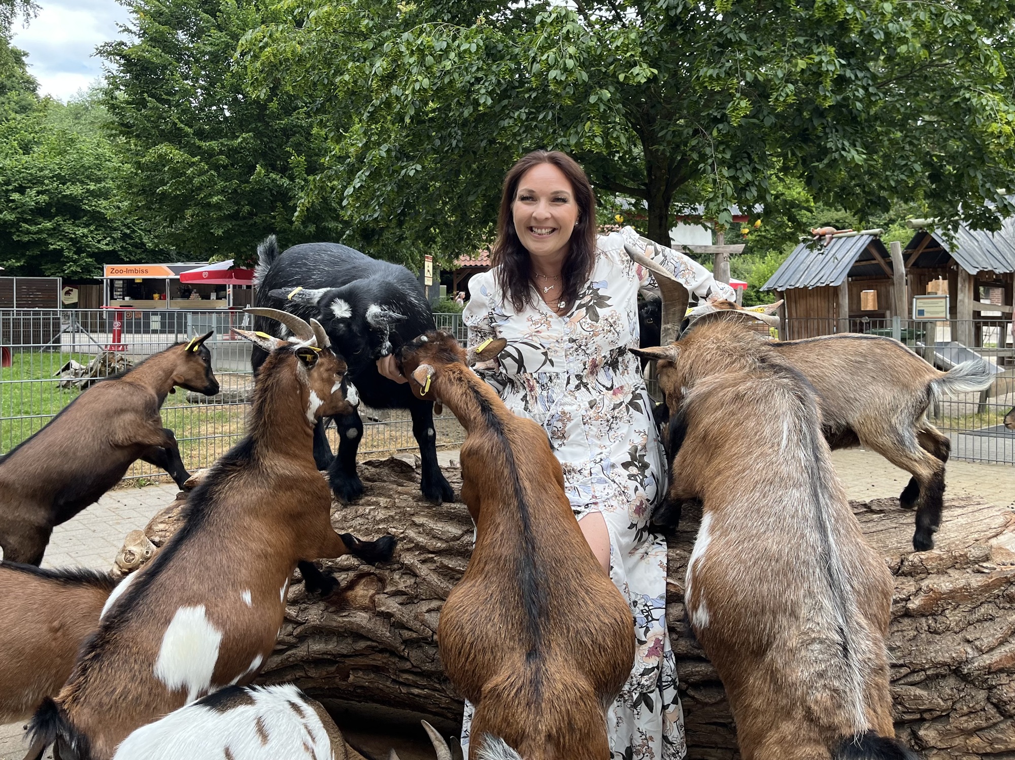 Musicaldarstellerin Christina Maria Brenner besuchte den Tiergarten Kleve und freut sich auf ihren tierisch guten Auftritt beim Musical-Charity-Event