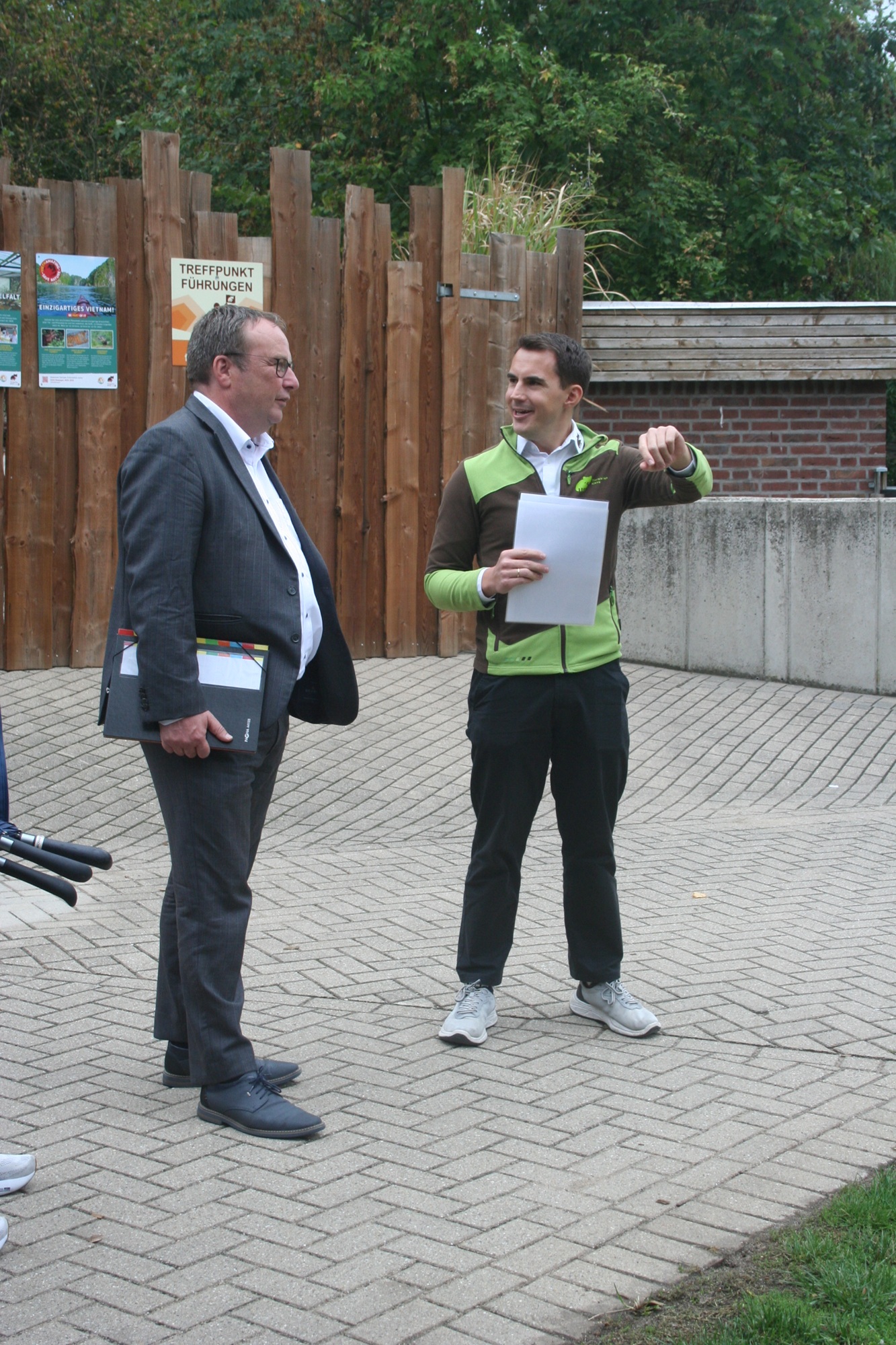 Im Rahmen des diesjährigen Artenschutztags besuchte NRW-Umweltminister Oliver Krischer den Tiergarten Kleve (4)