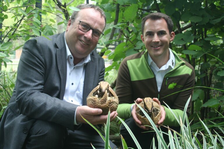 NRW-Umweltminister Oliver Krischer (links) mit Tiergartenleiter Dr. Martin Polotzek (rechts)
